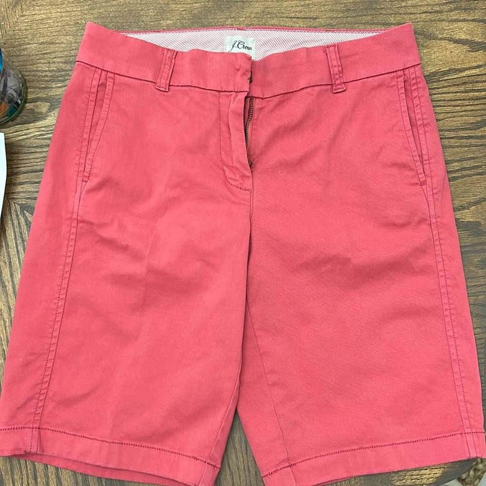 Women’s J Crew short. 10” inseam. Size 2. No flaws. The color is coral shade 🪸